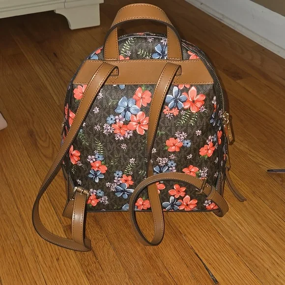 Backpack - Picture 2 of 5